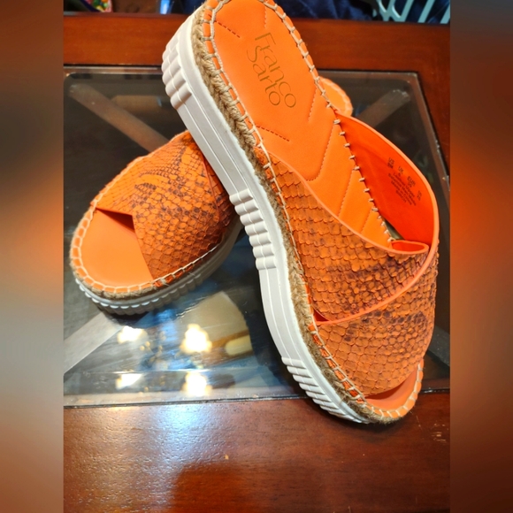 Platform Criss-Cross Strap Reptile Print Slip on Sandals! - Picture 3 of 4